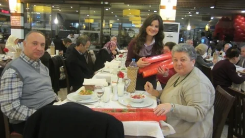 Özdilek'ten Evli Çiftlere Sevgililer Günü Jesti