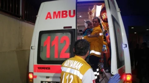 Adıyaman'da Otomobil Şarampole Yuvarlandı 3 Yaralı