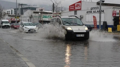 İzmir Yağmura Teslim