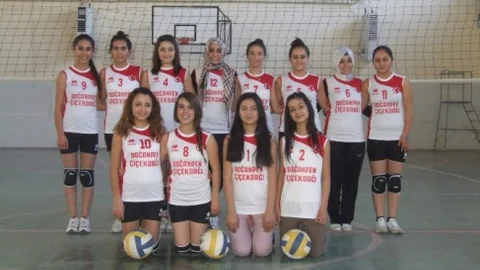 İş Adamı İlçede Voleybol Takımına Sponsor Oldu