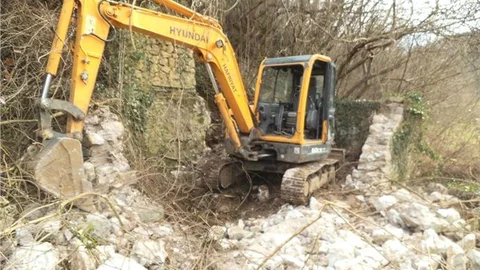 İş makinesiyle define ararken suçüstü yakalandılar