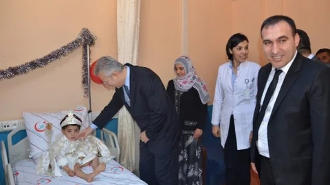 Mardin'de Yetim Çocuklar Sünnet Ettiriliyor