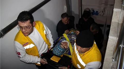 Yemek fabrikasının asansörü ikinci kattan düştü 3 yaralı