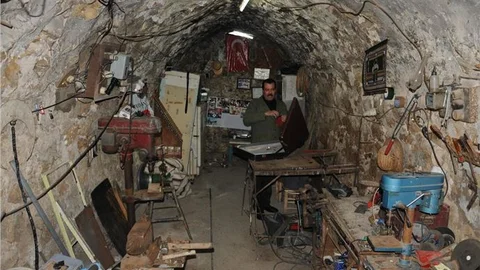 Demir döven eller kanun çalıyor