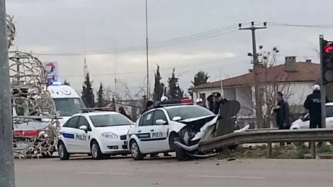 Hırsız Kovalayan 2 Polis Kazada Yaralandı