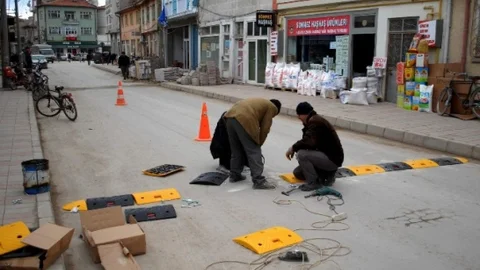 Bolvadinde Caddelere Hız Kesici Yapılmaya Başlandı