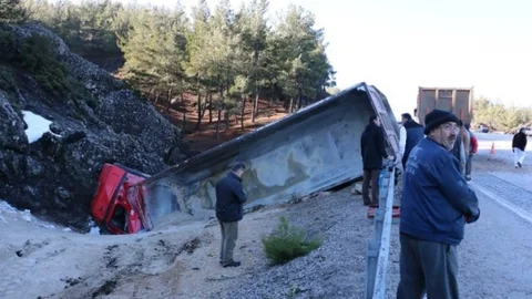 Denizli'de Kum Yüklü Kamyon Devrildi