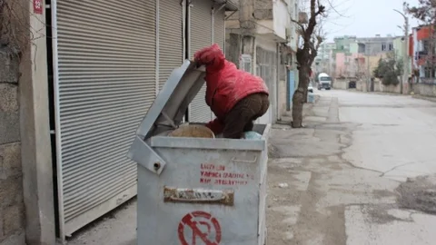 Çöp Konteynırının İçerisinde İçler Acısı Manzara