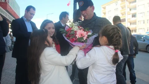 Aikido Ustası Nebi Vural Bilecik'te Çocuklar Tarafından Çiçekler İle Karşılandı