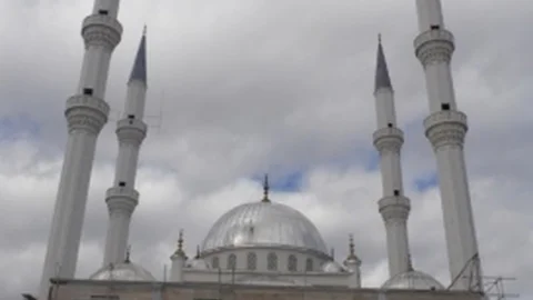 -Çayırlı Camii'nin Son Minare Tamamlandı