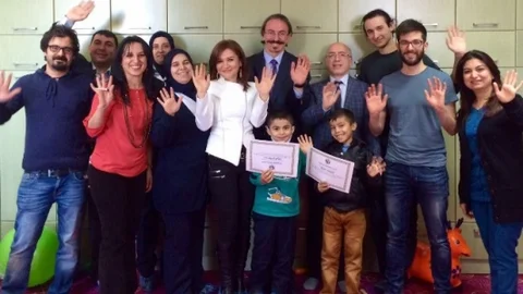 Onkoloji Hastanesi'ndeki Çocukların Karne Sevinci