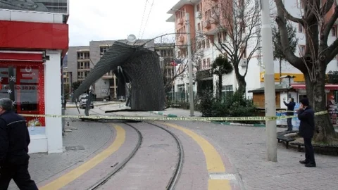 Şiddetli Lodos Çatı Uçurdu