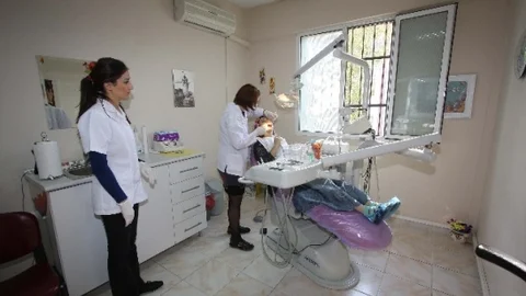 Bayraklı'da Vatandaşlar Diş Sağlığından Ücretsiz Yararlanıyor