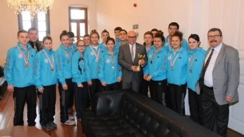 Genç Sporcular Süleymanpaşa Belediye Başkanı Erkem Eşkinat'la Bir Araya Geldi