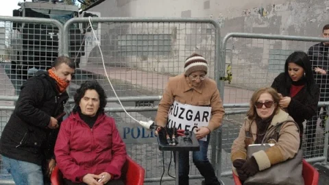 (Özel Haber) Charlıe Hebdo Mağduru Kuaför Tepki İçin Sokakta Tezgah Açtı