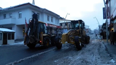 Eleşkirt Belediyesi'nden Kar Temizleme Çalışması