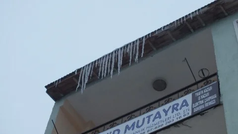 Çatılardan Sarkan Buzlar Tehlike Arz Ediyor