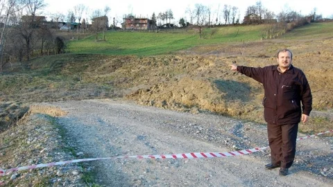 (Özel Haber) Heyelan Köyü İkiye Ayırdı