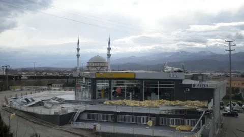 Sakarya'da Etkili Olan Rüzgar İşyerlerinin Çatısını Uçurdu