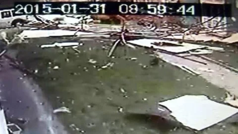 (Özel Haber) Lodos Çatıyı Araçların Üzerine İşte Böyle Uçurdu