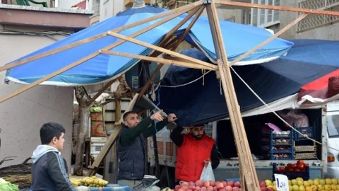 Lodos Manisa'da Pazar Yerini Vurdu