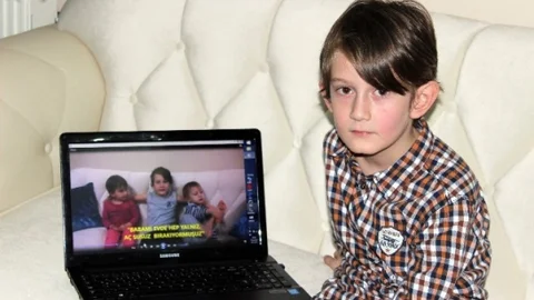 Babasından Karne Hediyesi Alabilmek İçin Klip Hazırladı