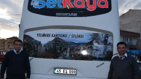 Kanyonlara Destek İçin Otobüslerin Arkasına Resimler Astılar