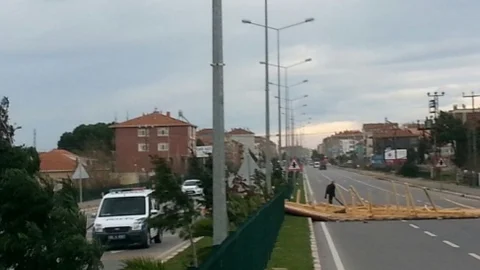 19 MAYıs'ta Lodos Çatı Uçurdu