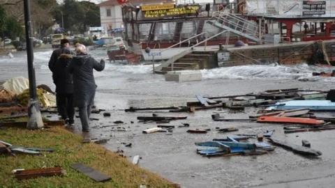 Lodos Erdek'te Balıkçı Teknelerini Batırdı