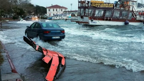 Batan Teknelerin Molozları Sahili Doldurdu