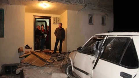 Otomobil Bahçe Duvarına Çarptı