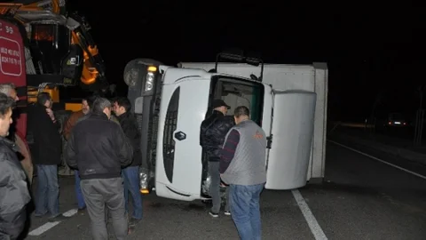 Lodos Koca Kamyonu Devirdi