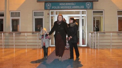 Sokakta Dilendirilen Çocuklara Polis Şefkati