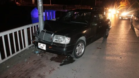Alkollü Sürücü Yoldan Çıkıp Elektrik Direğine Çarptı 2 Yaralı