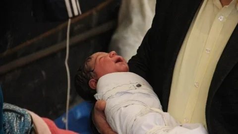 'nidal Bebek' Çadırda Gözlerini Hayata Açtı