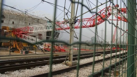 Devrilen Vinç Bursaray Seferlerini İptal Ettirdi 1 Ölü 1 Yaralı