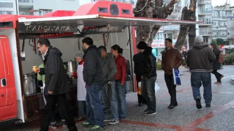 Karşıyaka Duraklarında Çorba Dönemi