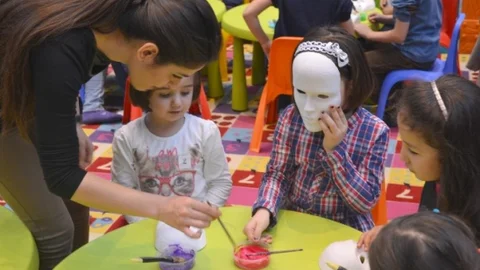 Sevimli Maskelerle Eğlenceli Ders