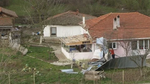 Fırtına Çatıları Uçurdu