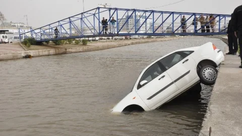 Lodos El Freni Çekilmeyen Otomobil Dereye Sürükledi