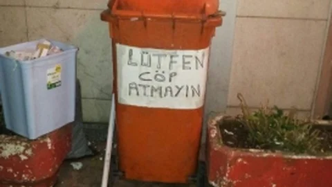 Çöp Konteynerına ''çöp Atmayın'' Yazdılar