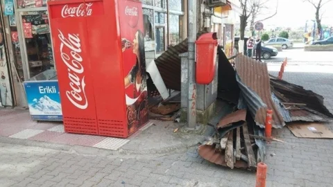 Alaplı'da Fırtına Binaların Çatılarını Uçurdu