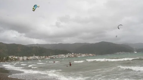 Marmaris'te Sörfçülerden Lodos Şov