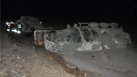 Şanlıurfa'da tır devrildi 2 ölü