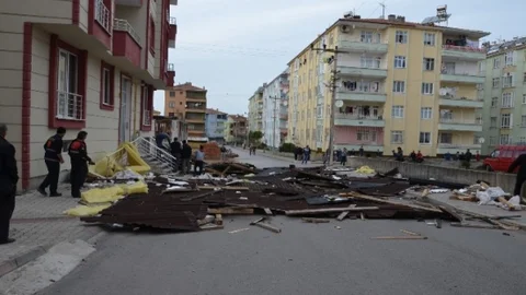 Bafra'da Rüzgar Çatı Uçurdu