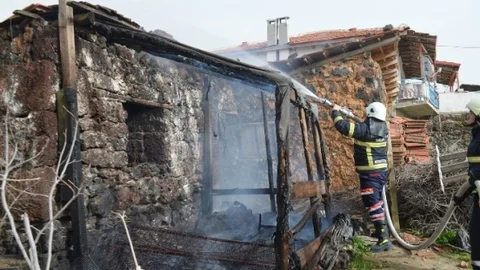 Barakada Yangın Çıktı