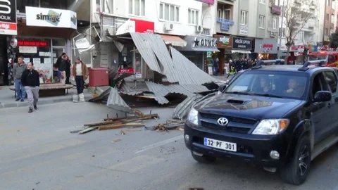Isparta'da Çatı Uçtu 2 Yaralı
