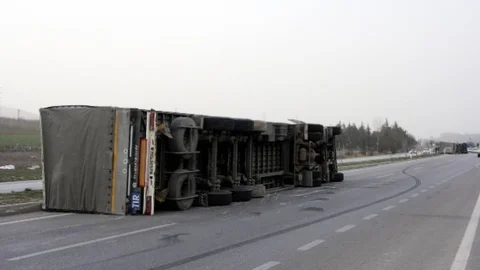 Lodos Tir'ları Savurdu