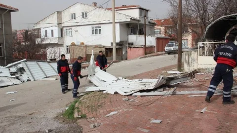 Çan'da Caminin Minaresi Lodos Nedeniyle Yıkıldı