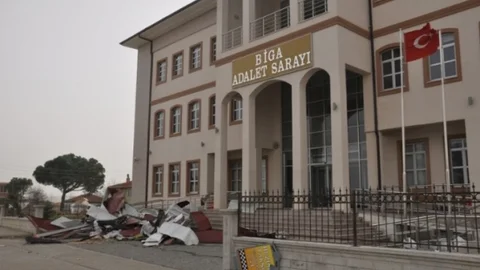 Biga Adalet Sarayı'nın Çatısı Uçtu